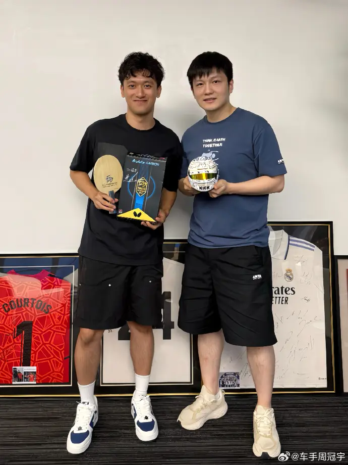 互赠礼物相, amp, 振东亲笔签